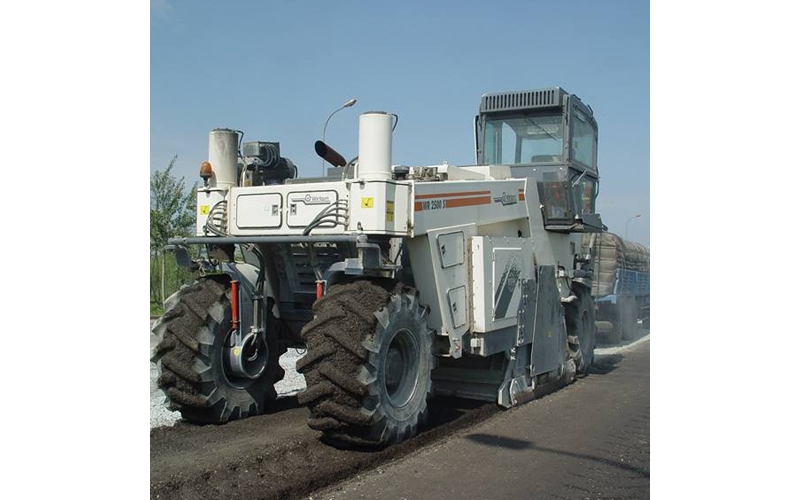 承接村村通施工，冷再生機施工